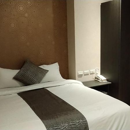 Boston Plus Hotel Чиай Сити Екстериор снимка