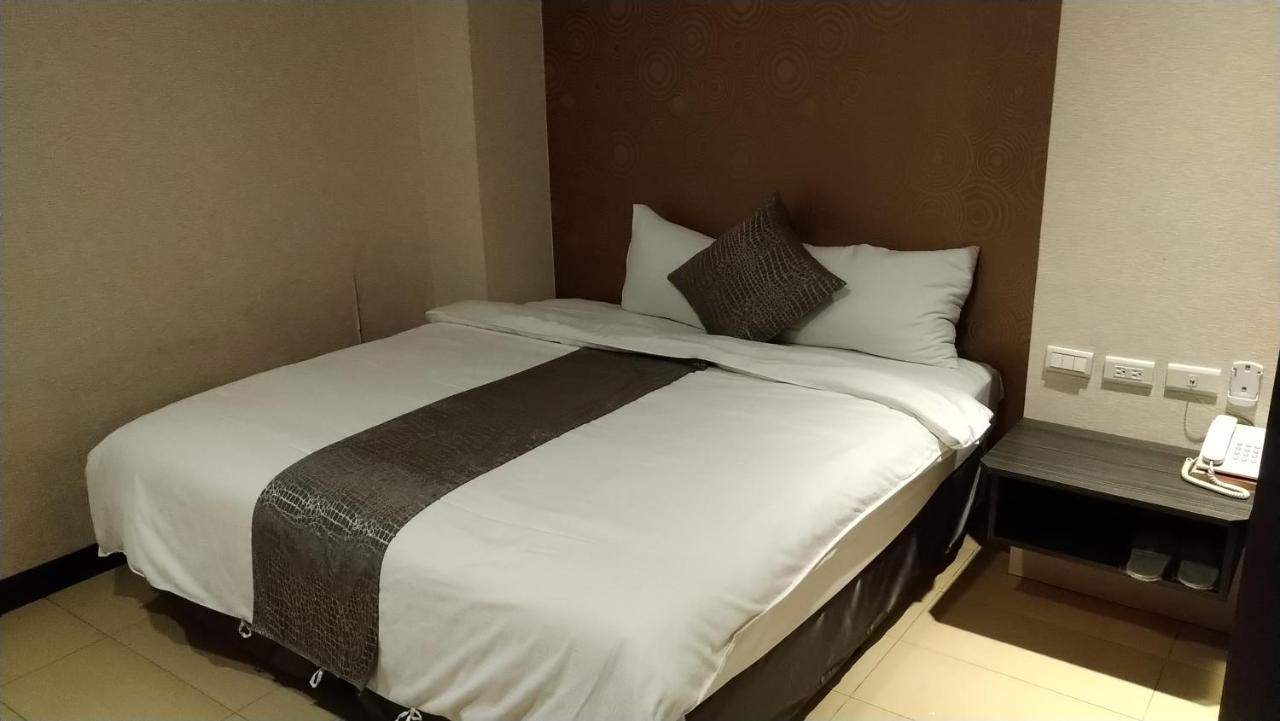 Boston Plus Hotel Чиай Сити Екстериор снимка