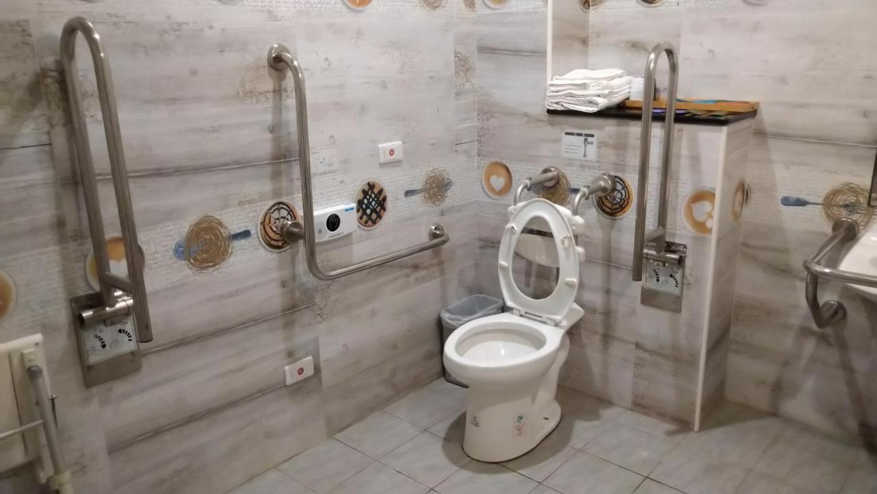 Boston Plus Hotel Чиай Сити Екстериор снимка