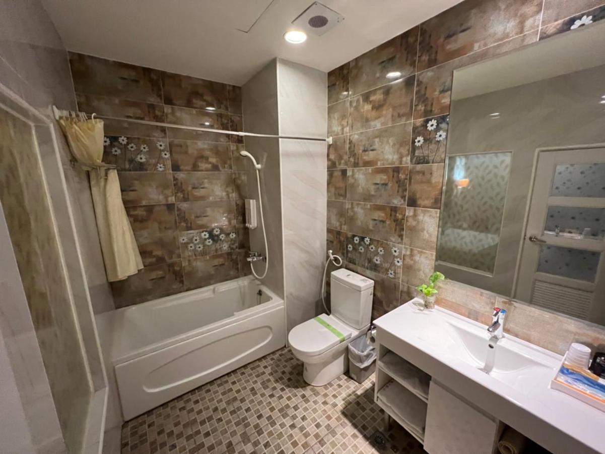 Boston Plus Hotel Чиай Сити Екстериор снимка