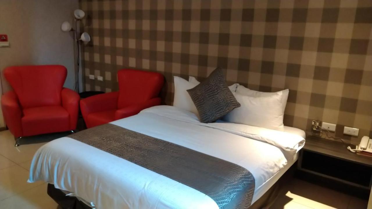 Boston Plus Hotel Чиай Сити Екстериор снимка