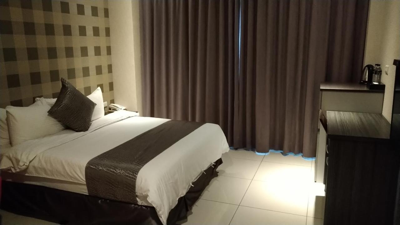 Boston Plus Hotel Чиай Сити Екстериор снимка