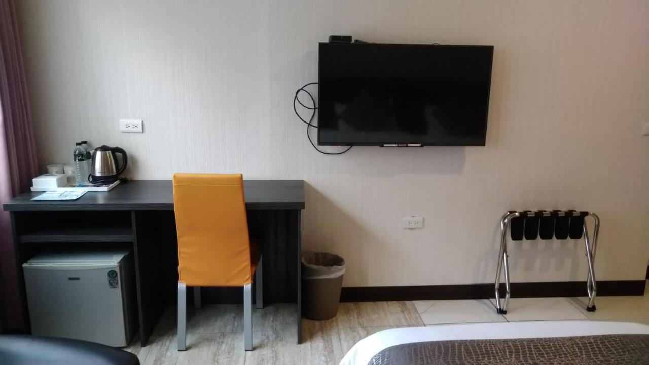 Boston Plus Hotel Чиай Сити Екстериор снимка