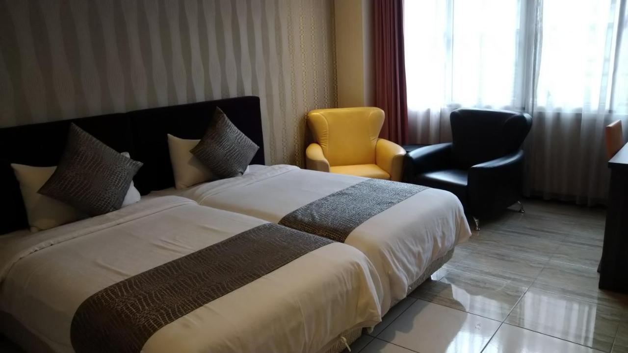 Boston Plus Hotel Чиай Сити Екстериор снимка